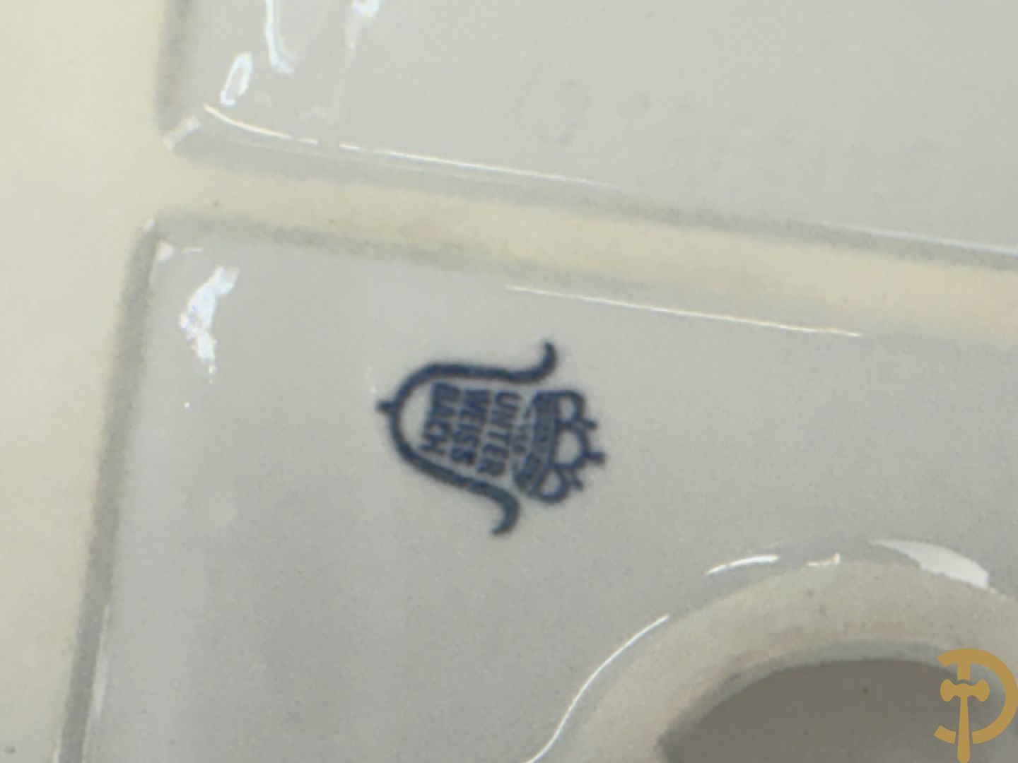 Vijf porseleinen lieftallige figuren, Unterweisbach en Sax + 2 porseleinen consooltjes met rocailles