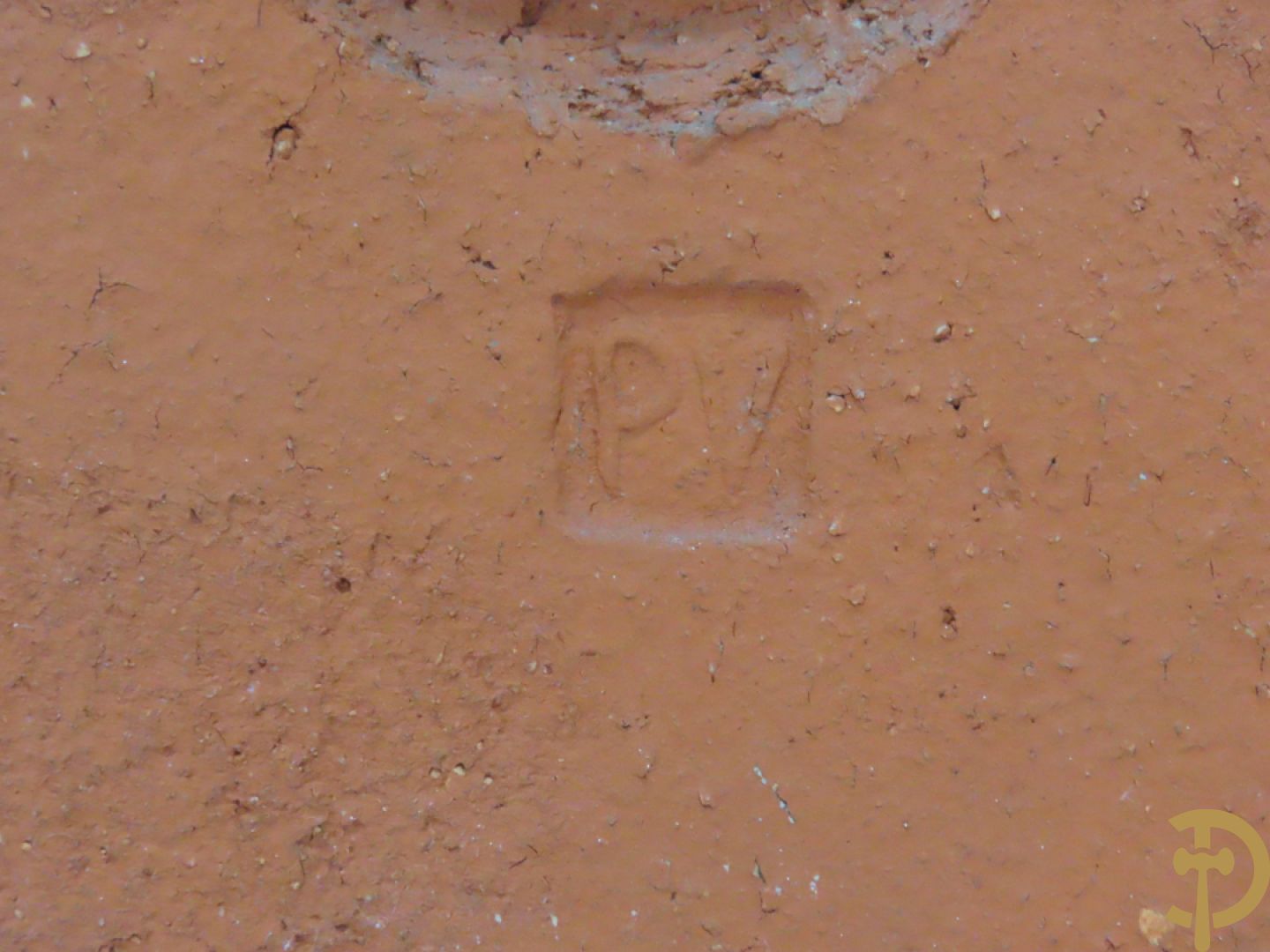 Zes vintage keramiek sculpturen w.o. zeemeermin van Amphora, keramieken vis, plakkette van doedelzakspeler, groepje met 5 kindjes, bord RP gemerkt en basrelief met vissen Vermeire P.