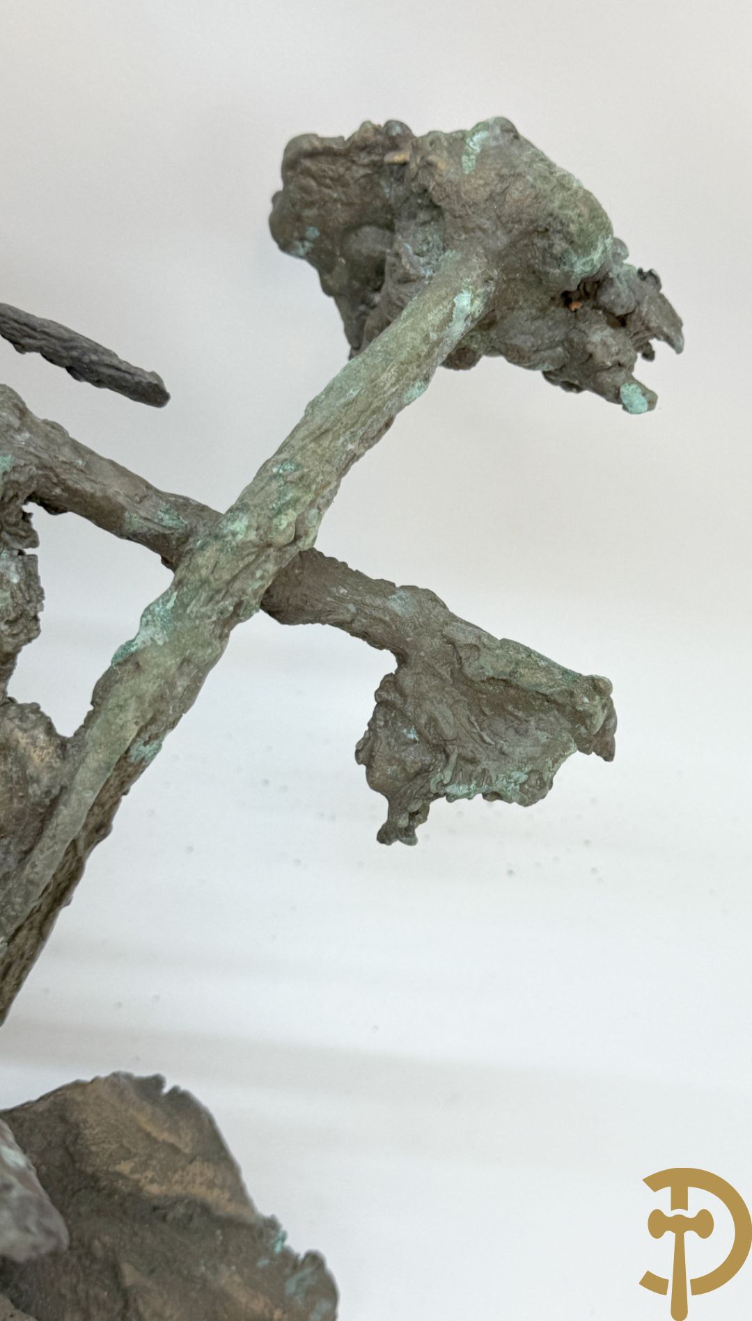 Lampens Mark (van maar ongetekend)  bronzen sculptuur met voet, maskers en fles