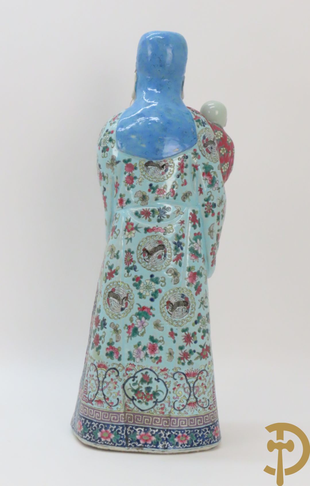 Chinese porseleinen wijsgeer dragende een kind