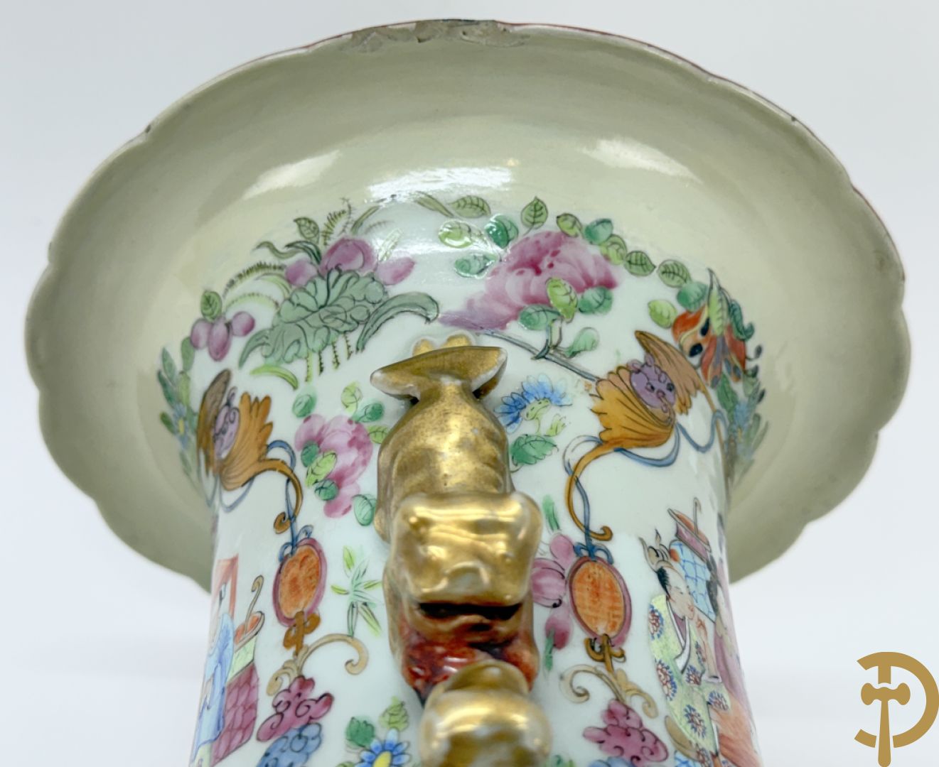 Chinese porseleinen Kanton vaas met geanimeerde hoftaferelen, natuurmotieven, fauna en floradecor