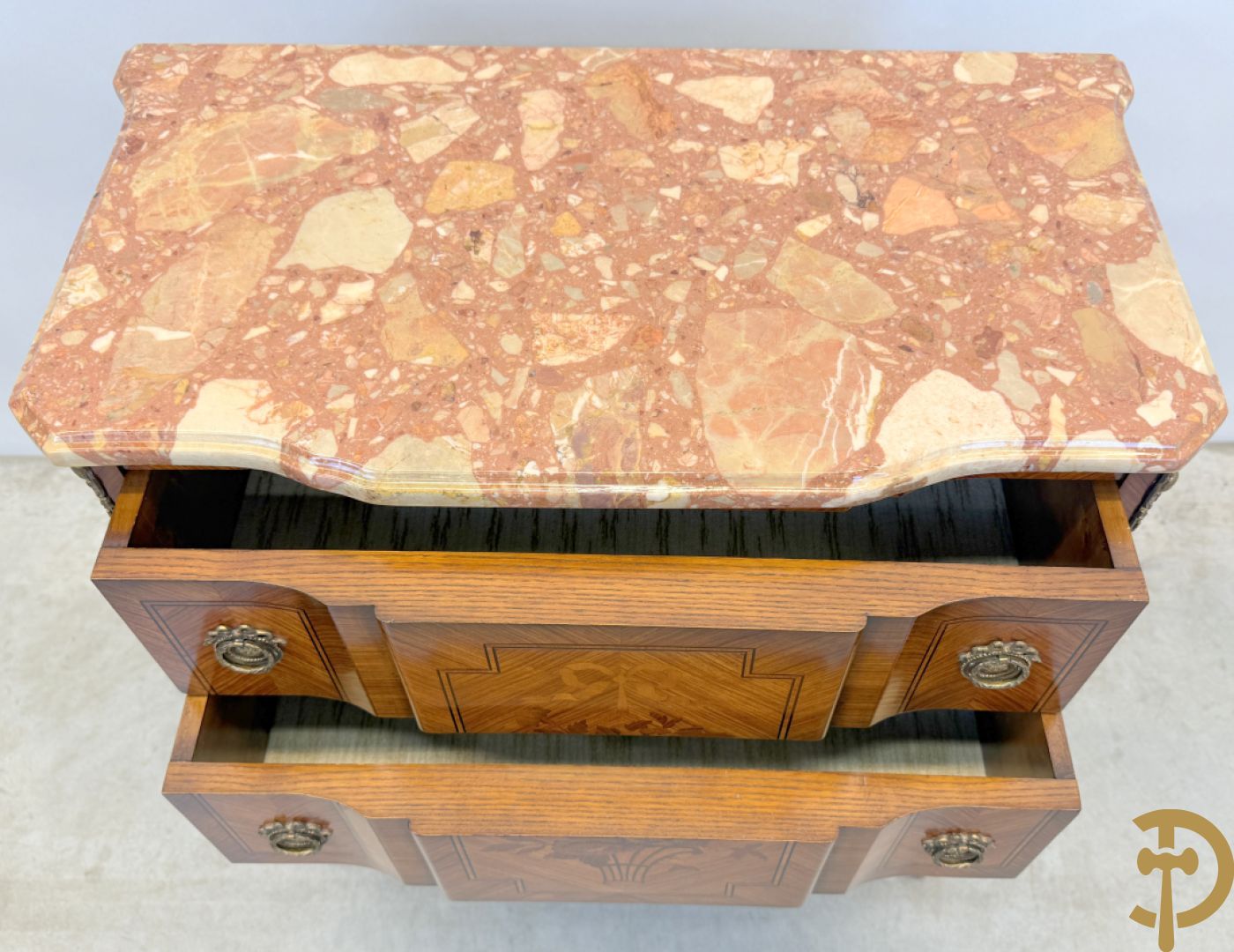 Notelaren tweeladencommode met marquetterie en bronsbeslag en marmeren blad