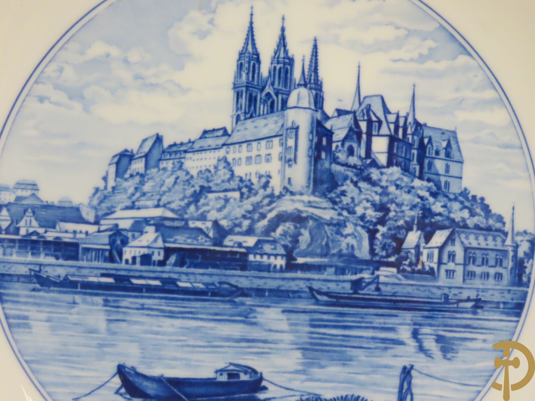 Zes porseleinen borden onder gemerkt met zwaarden / Meissen : 1 bord met stadstafereel, 1 verlucht bord met drakendecor, 1 bord met vogeldecor, 1 met bloemen en 2 met bloemendecor omgeven door vergulde rand