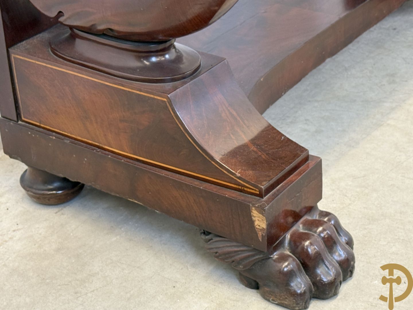 Mahoniehouten console met lade, voluutvormige zwanehalzen en marmeren blad