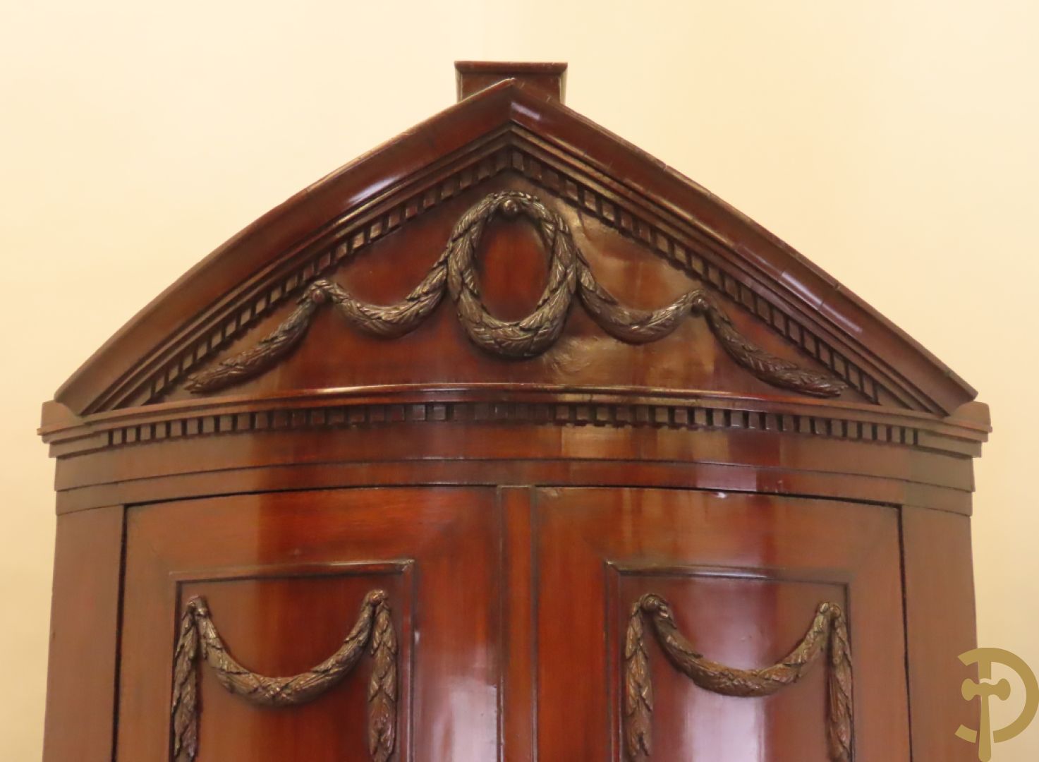 Mahoniehouten hoekkast met gebogen deuren - bovenaan met fronton en Louis XVI motieven, laat 18e