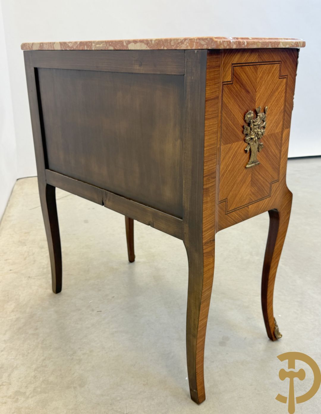 Notelaren tweeladencommode met marquetterie en bronsbeslag en marmeren blad