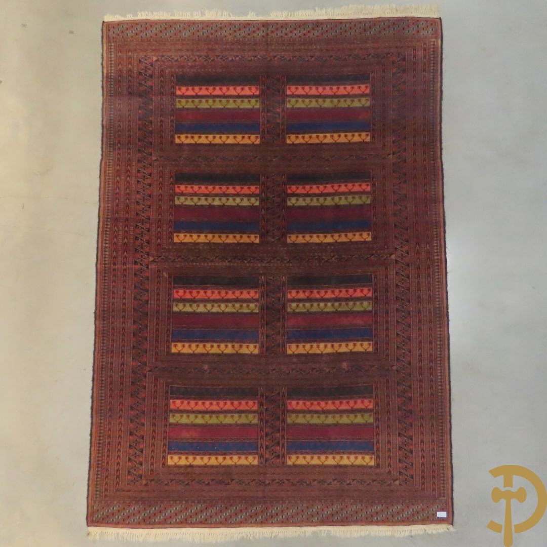 Oosters handgeknoopt tapijt