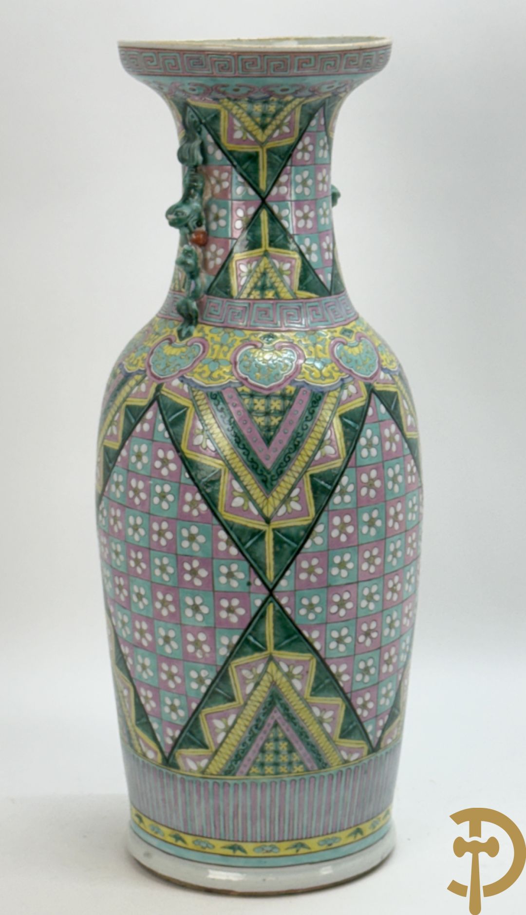 Chinese porseleinen vaas met ruitvormen en geometrische patronen, bovenaan met fo honden bezet