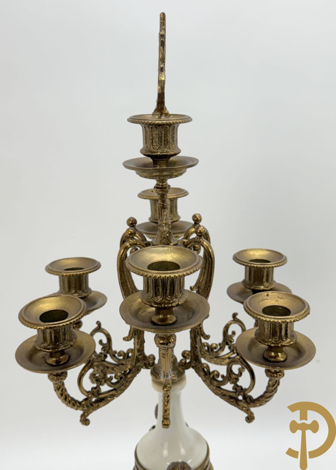 Driedelige koperen garnituur, centraal met harp geflankeerd door paar cupido