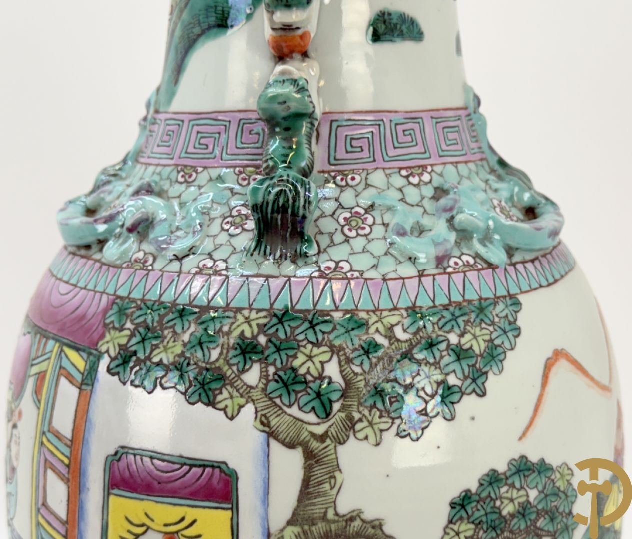 Chinese porseleinen vaas met dubbel decor van geanimeerd interieurzicht en mannen op paarden