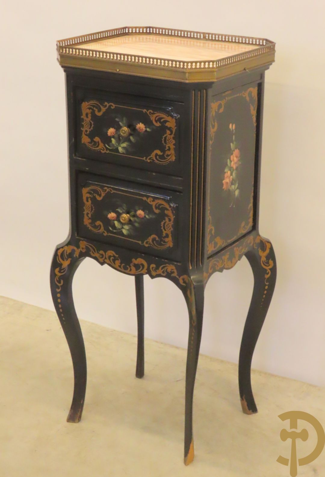 Zwart gelakt bijzetkastje met  2 lades beschilderd met bloemenmotieven, bovenaan met marmeren blad