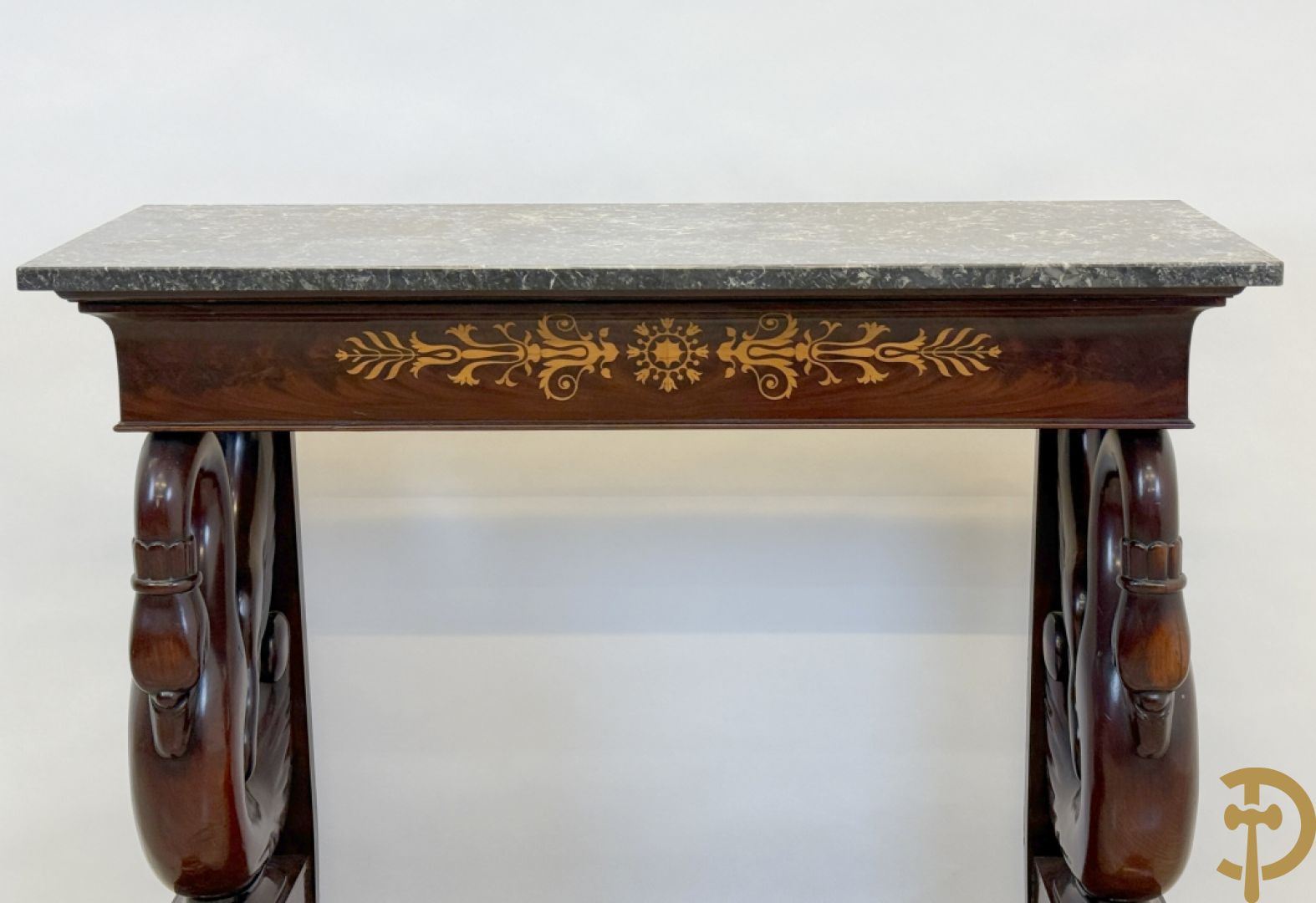 Mahoniehouten console met lade, voluutvormige zwanehalzen en marmeren blad