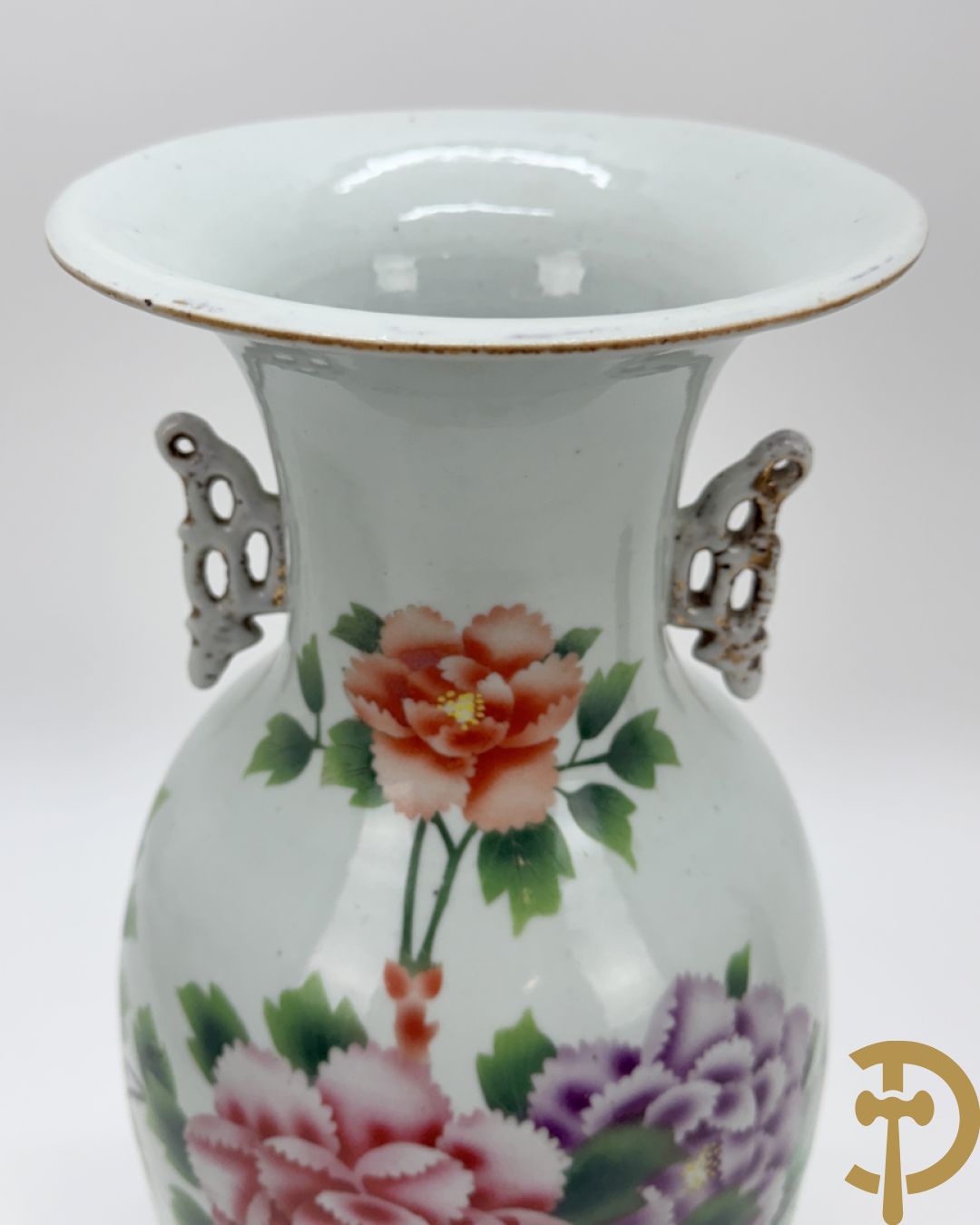 Chinese porseleinen vaas met decor van takken en vogels + Chinese porseleinen vaas met bloemendecor