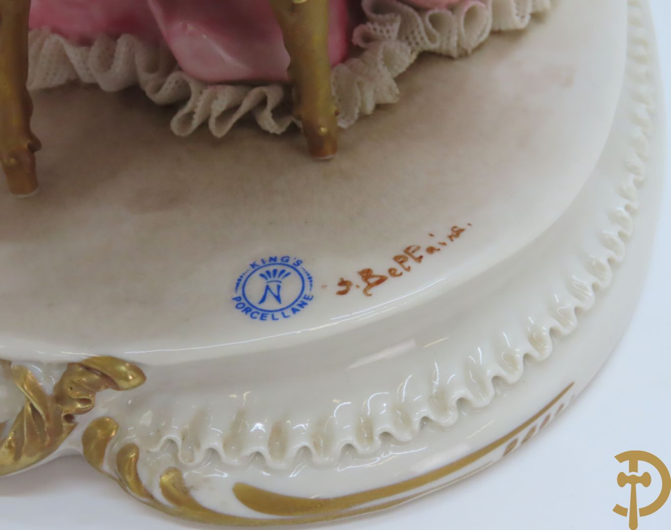 Drie porseleinen sierstukken 