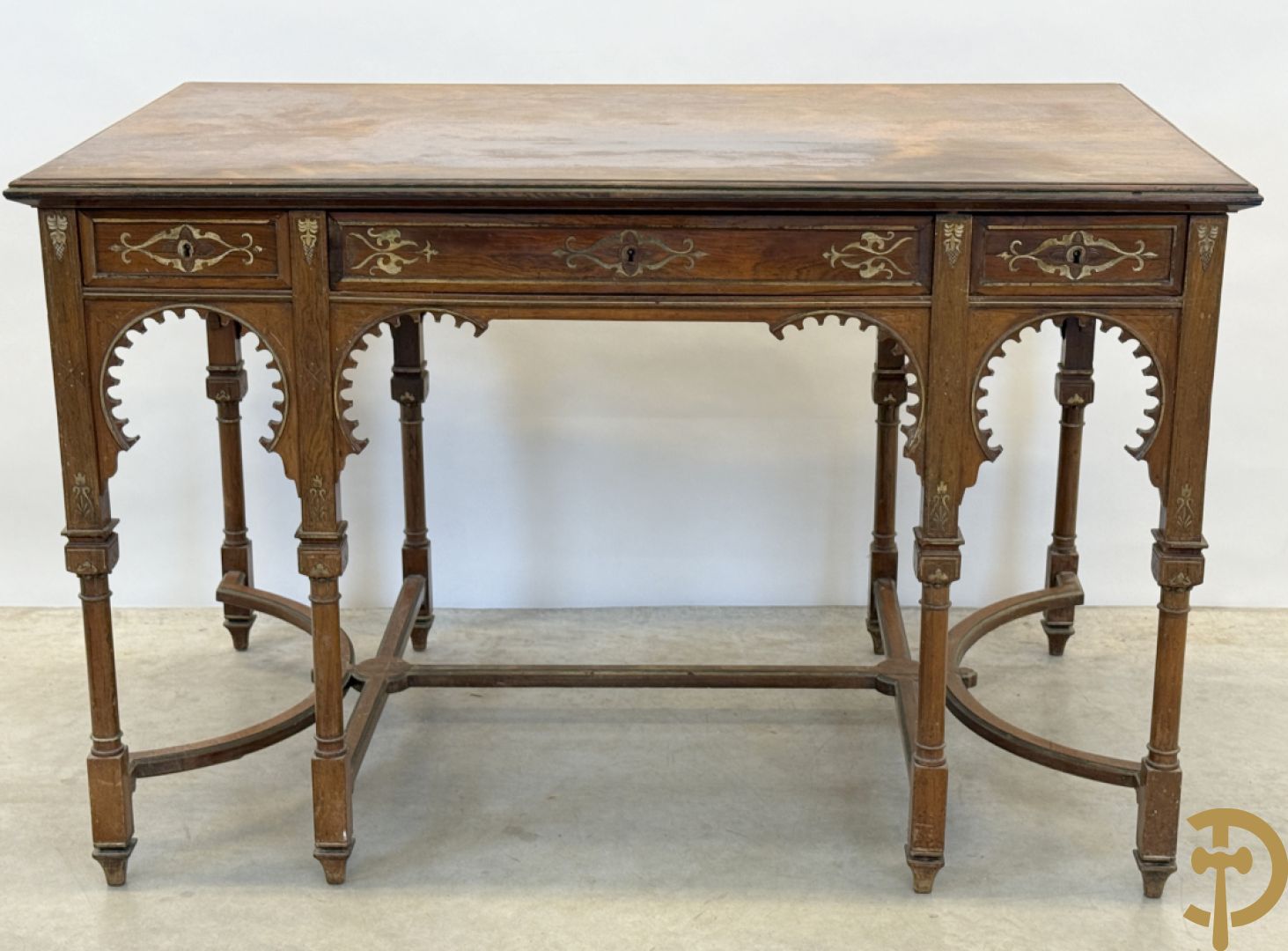 Syrische schrijftafel in exotische houtsoorten met 3 lades op 8 poten met boogvormige en deel vergulde motieven, 19e