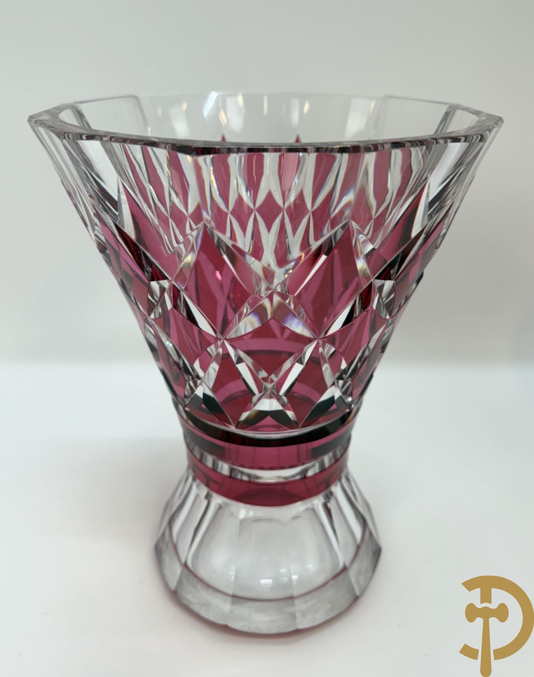 Gekleurde bolvormige kristallen handgeslepen Val-Saint-Lambert vaas, gemerkt 1197 + groene krsitallen Val-Saint-Lambert vaas + rode geslepen Val-Saint-Lambert vaas