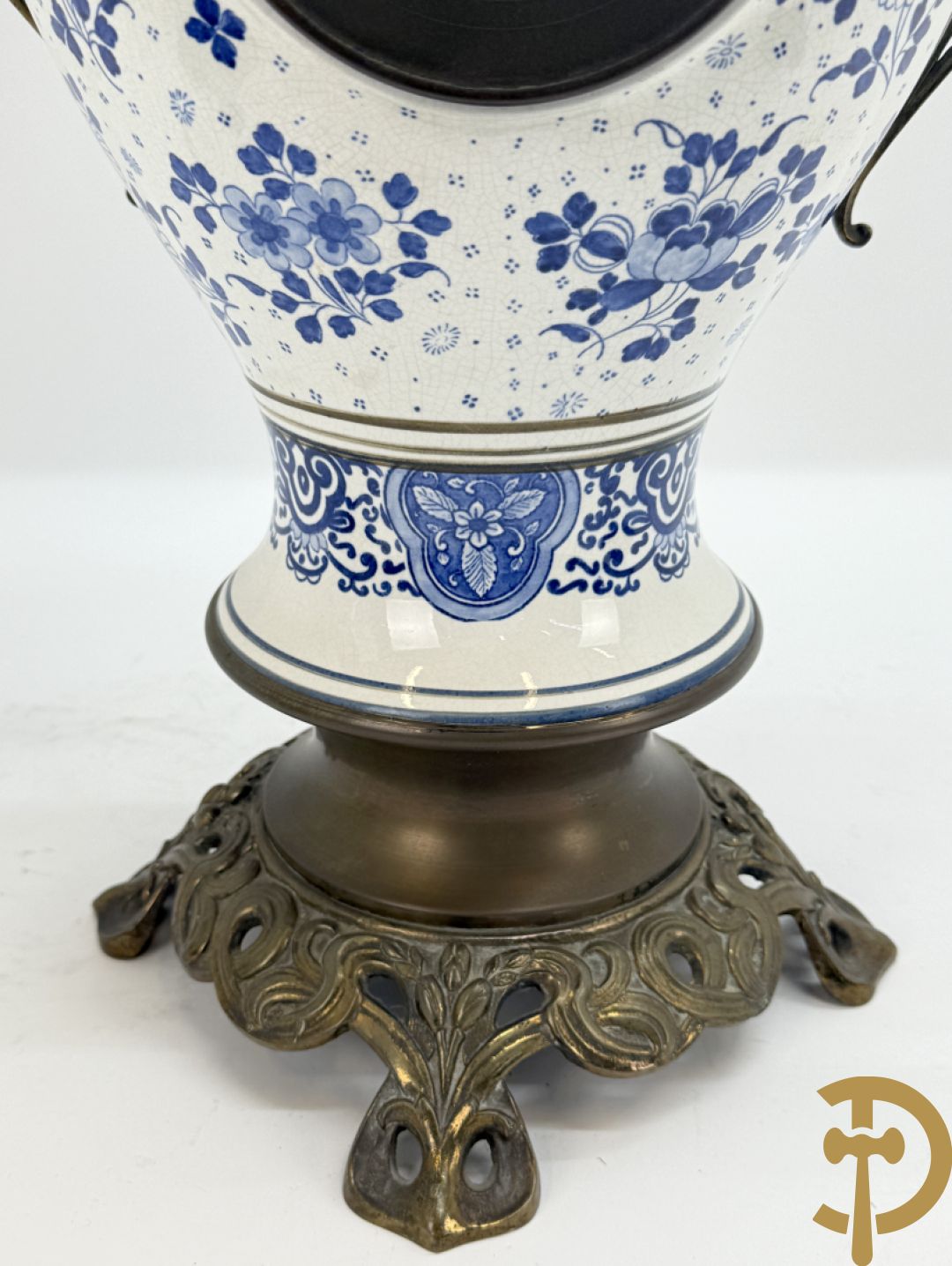 Driedelige garnituur met faience in Delftse stijl en bezet met koperen Jugendstil kandelaars, rond 1900