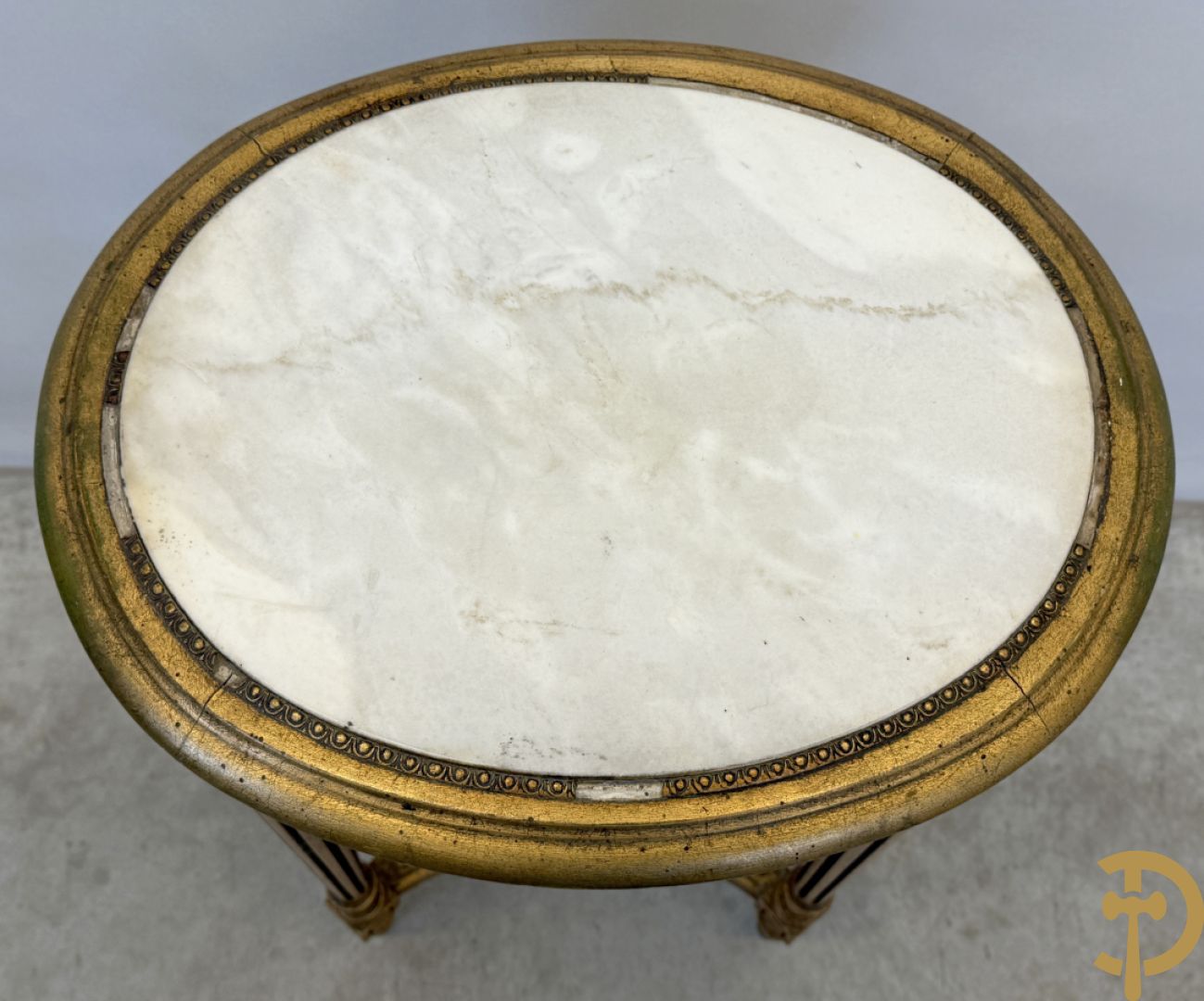 Vergulde Louis XVI bijzettafel met wit marmeren blad op gecanneleerde poten