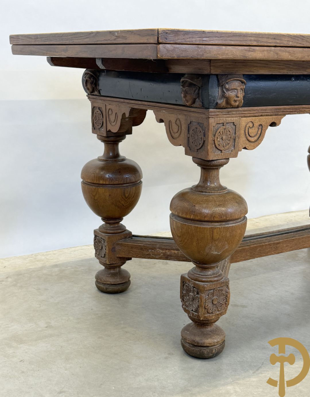 Eiken Neo Renaissance bolpoottafel bezet met rosassen en gesculpteerde kinderkopjes