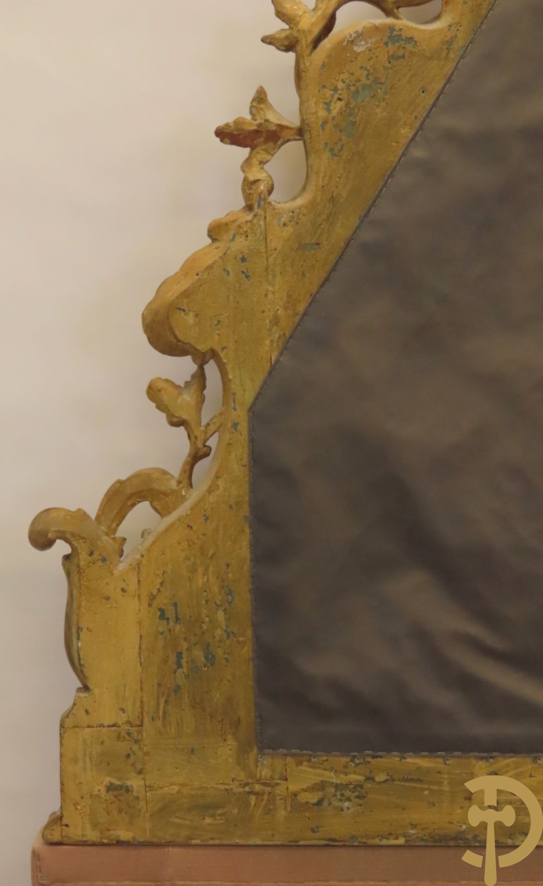 Verguld hoofdeinde van een bed met houten gesculpteerde accanthus- en bloemenranken