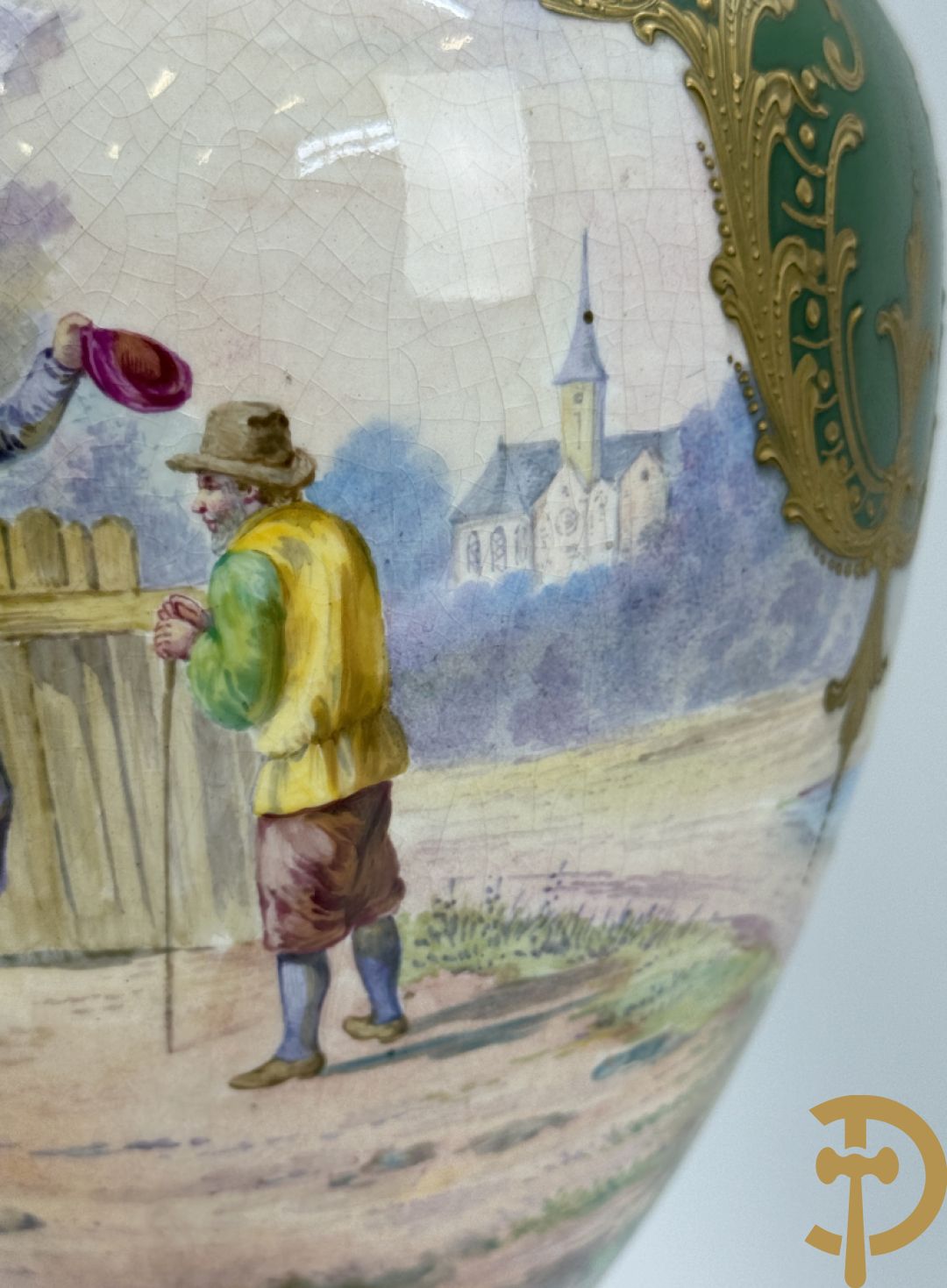 Porseleinen driedelige Sèvres cassolettes met decor van muciserende en dansende personages op groene fond, Aly getekend, gemerkt Sèvres