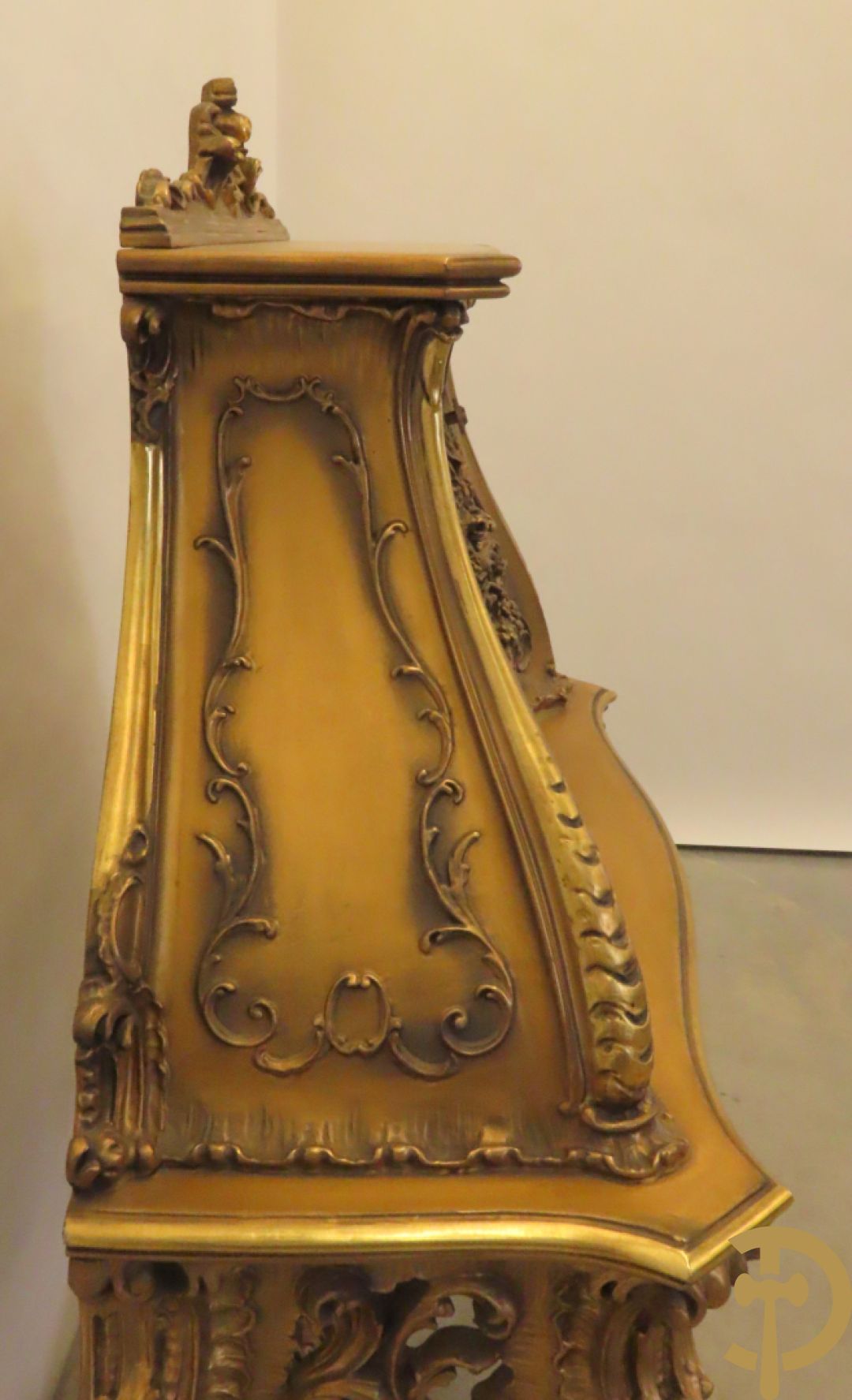 Uitzonderlijke vergulde bar met accanthusranken en bloemenmotieven op voluutvormige poten