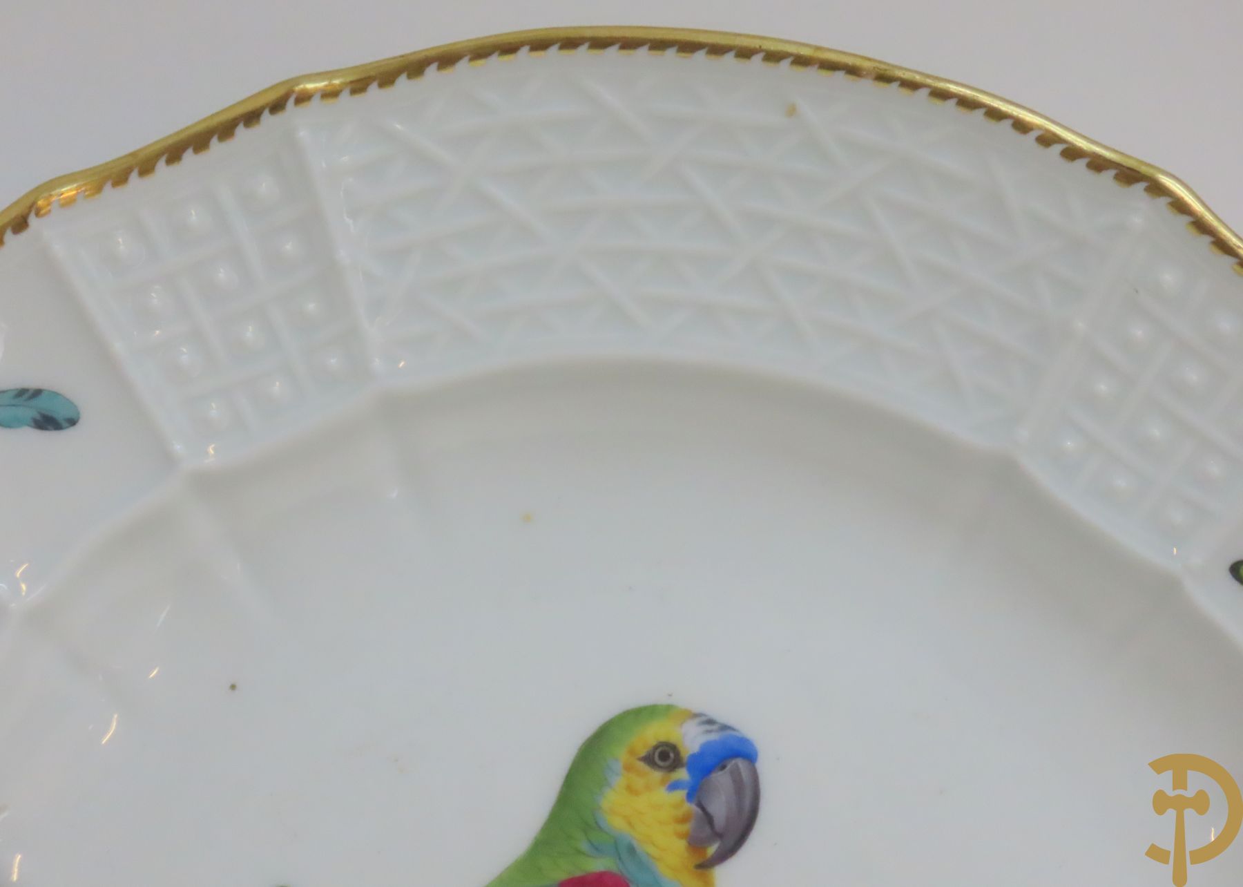 Zes porseleinen borden onder gemerkt met zwaarden / Meissen : 1 bord met stadstafereel, 1 verlucht bord met drakendecor, 1 bord met vogeldecor, 1 met bloemen en 2 met bloemendecor omgeven door vergulde rand