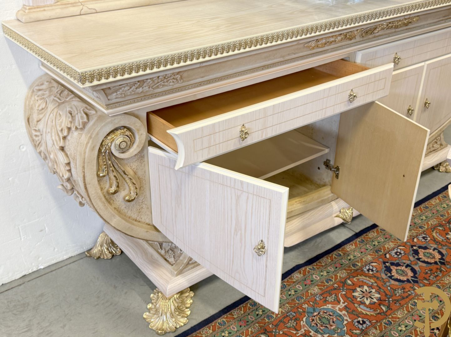 Uitzonderlijke eetkamer bestaande uit dressoir met 4 deuren en 2 lades op voluutvormig onderstel met rocailles opzij en boven met spiegel + bijhorende vitrine + console + spiegel + tafel op voluutvormig onderstel + 6 bijhorende armzetels met koperen frame - uniek ontwerp door de firma Vidal Grau Spaanse makelij, begin jaren 