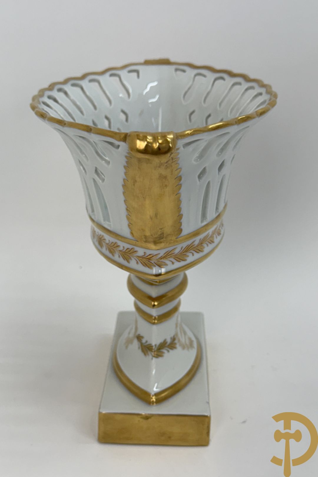 Milieu de table in porselein met bloemendecor + geajoureerde porseleinen Limoges coupe + porseleinen vaasje met cupido