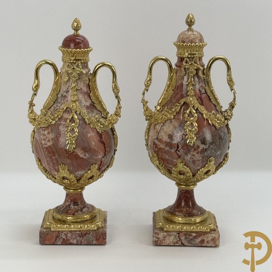 Paar marmeren cassolettes met zwanehalzen en guirlandes