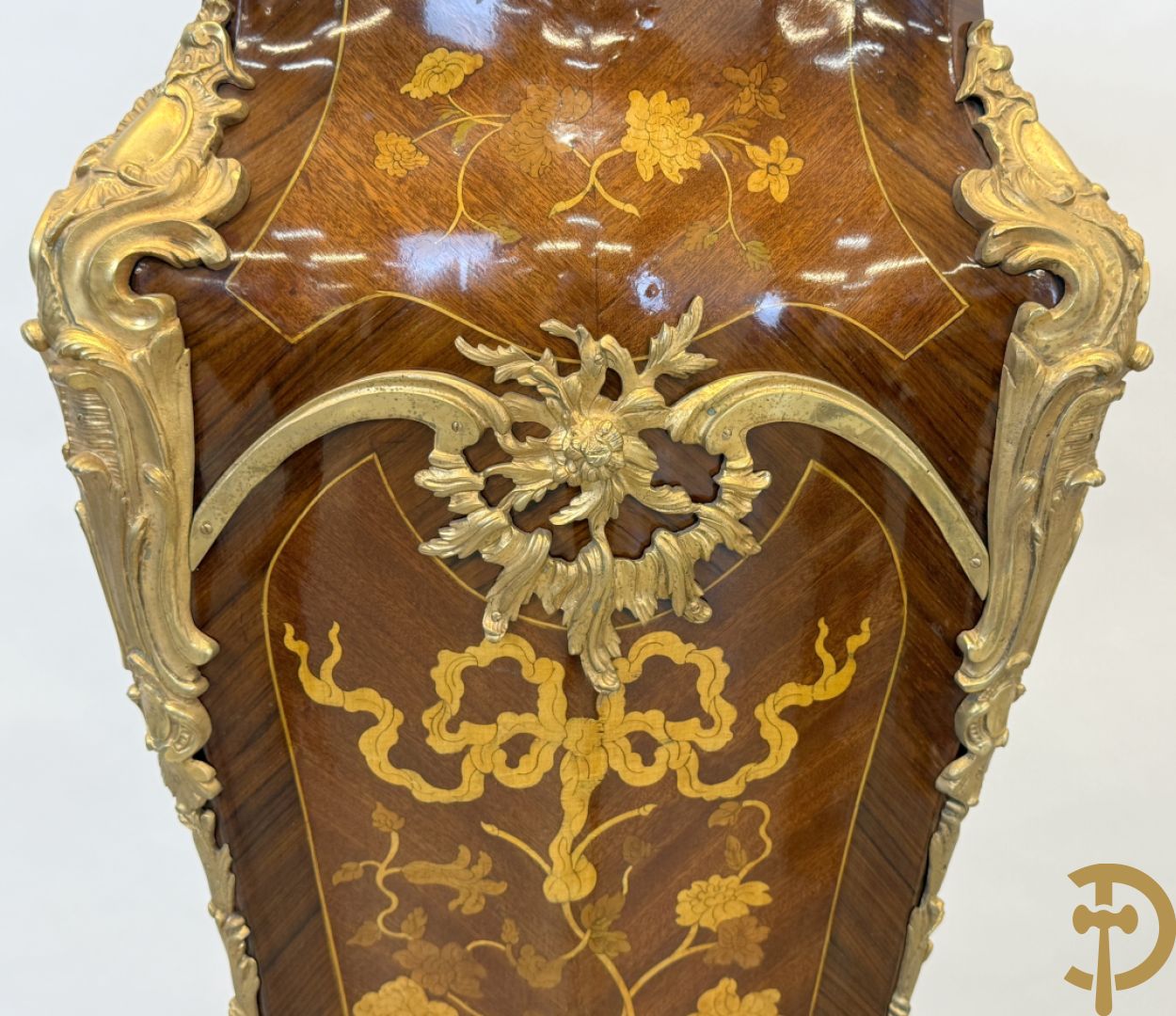 Paar notelaren gemarketteerde zuilen bezet met bronsbeslag en Louis XV motieven op voluutvormige poten - bovenaan met marmeren geaderd blad