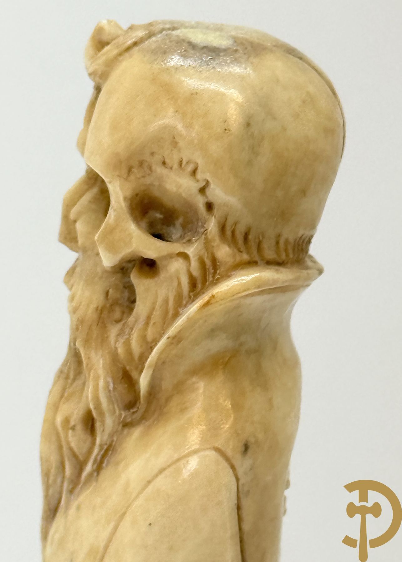 Twee handgesculpteerde hertegeweien in de vorm van een doodskop onder globe