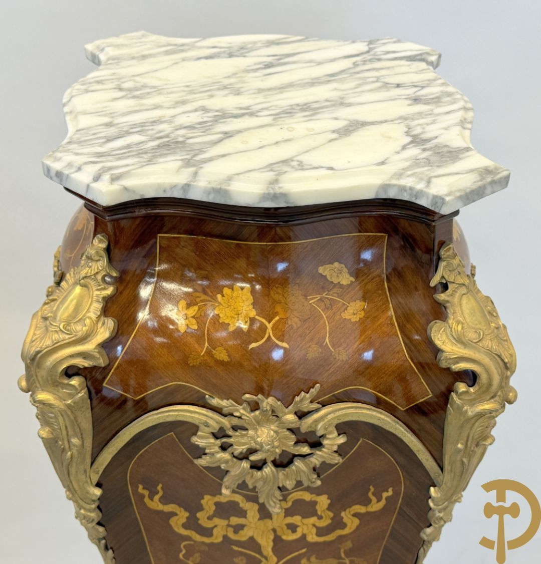 Paar notelaren gemarketteerde zuilen bezet met bronsbeslag en Louis XV motieven op voluutvormige poten - bovenaan met marmeren geaderd blad