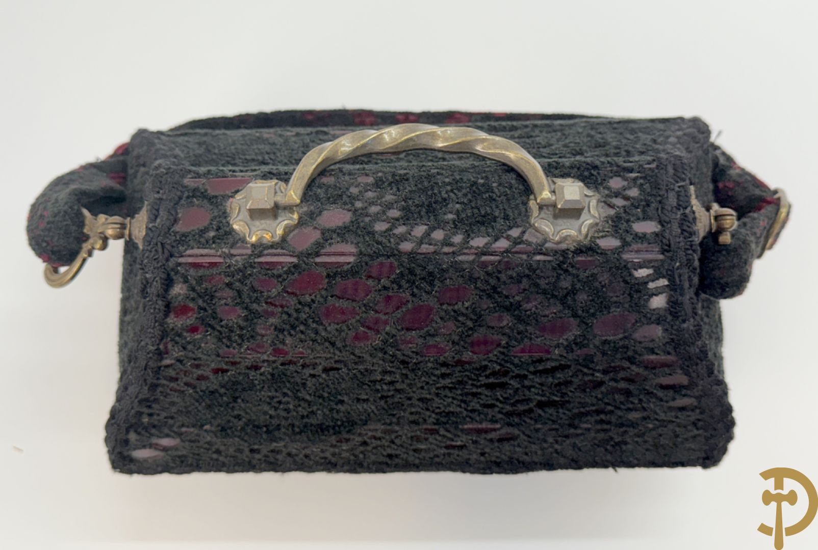 Pièce unique handtas van Wim Godderis met zwart haakwerk