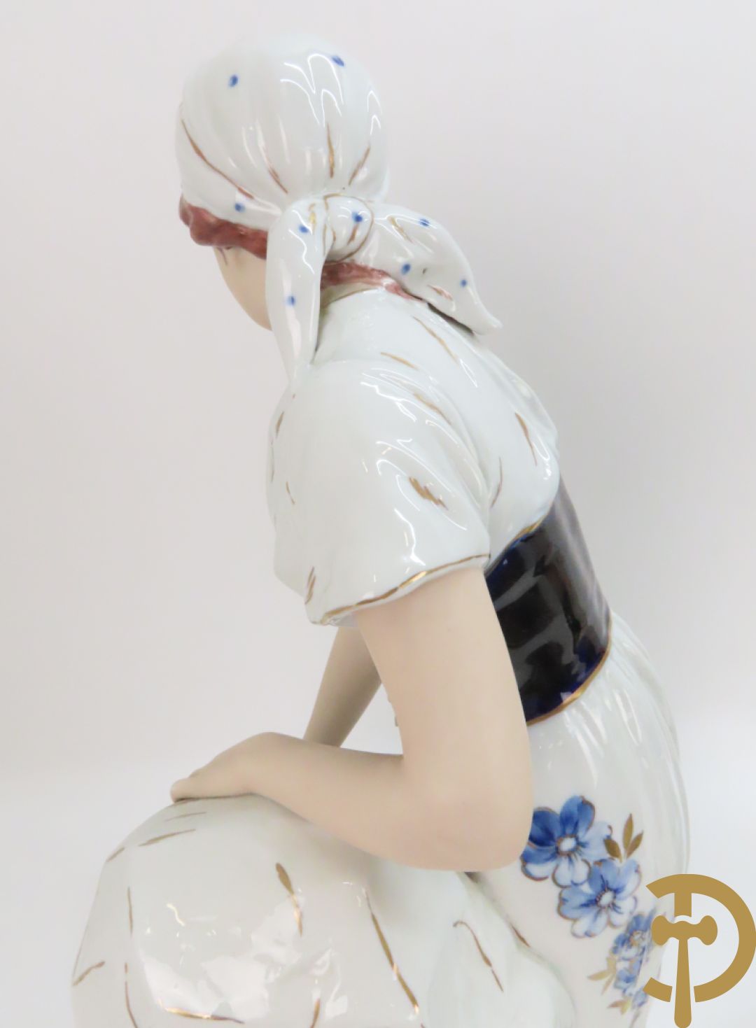 Paar Royal Dux personages van dame en heer bij de waterkraan, onderaan gemerkt en genummerd 10965 en 10563