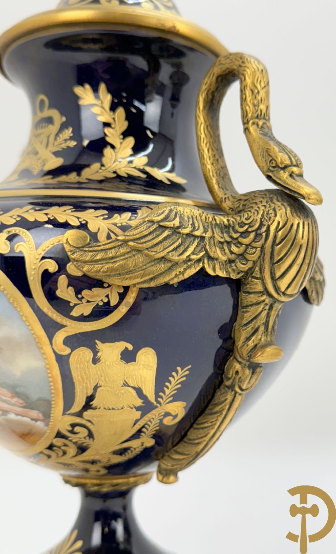 Paar porseleinen Sèvres cassolettes met handbeschilderd romantisch decor op blauwe fond, zijdelings met bronzen zwanen, Chateaux de Sceaux  gemerkt onderaan, Missant J. getekend