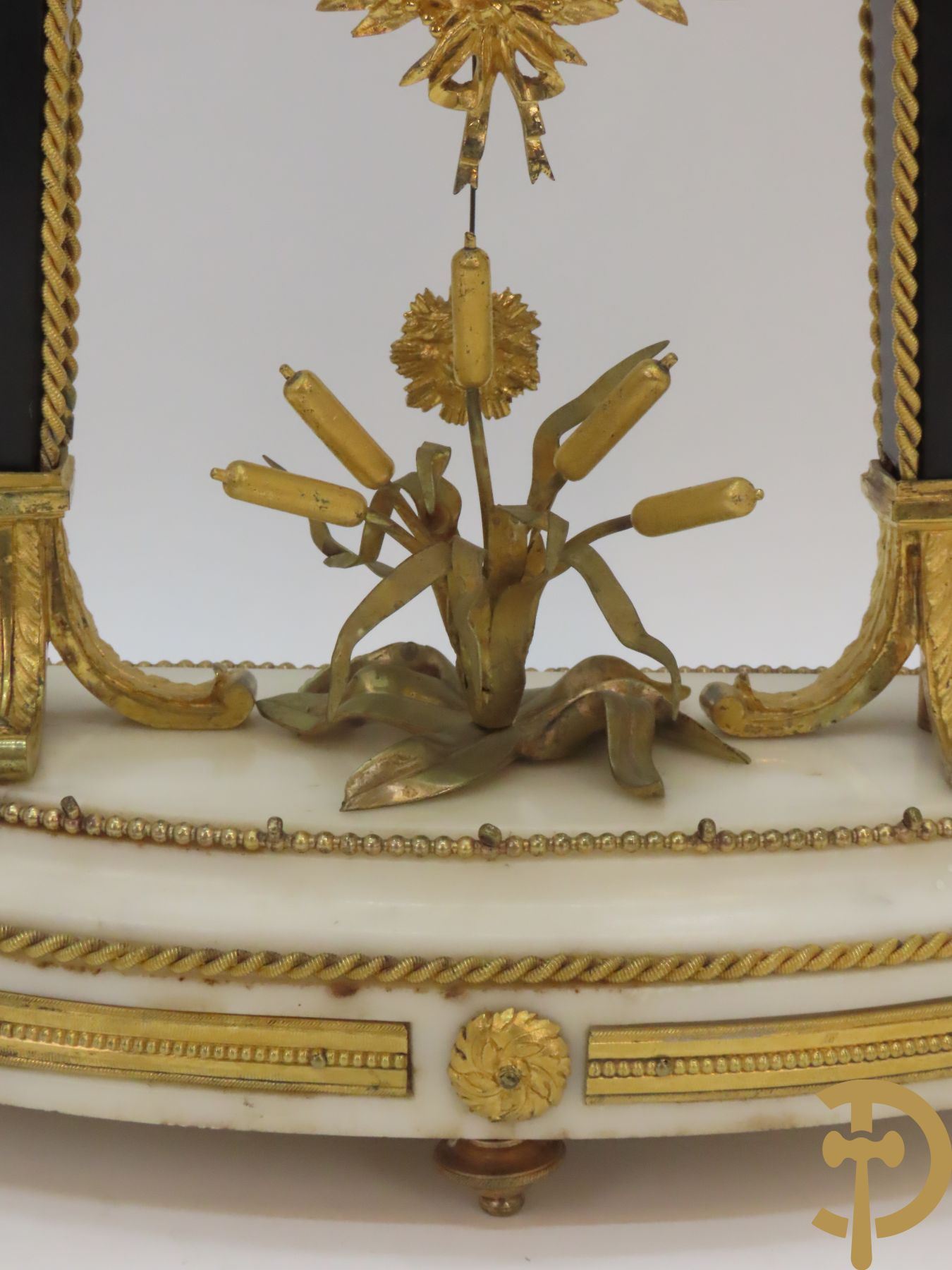 Louis XVI pendule bezet met harten en accanthusranken, binnenin met lisdoddes, Barancourt à Paris getekend