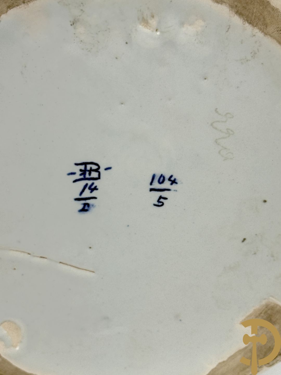 Driestel in polychrome faience met decor van vogels en bloemen bestaande uit dekselpotiche geflankeerd door 2 knobbelvazen, Boch 104/5