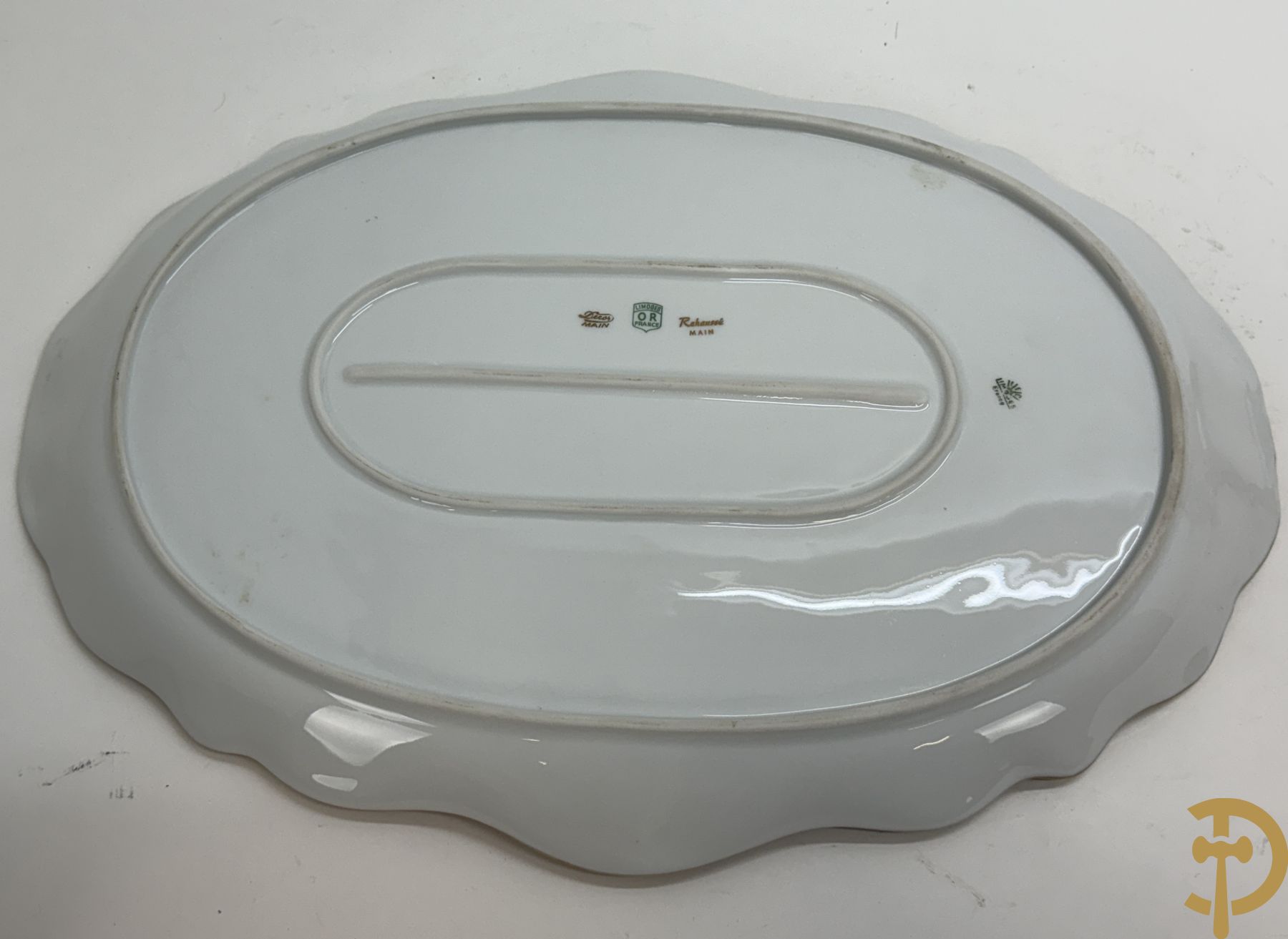 Porseleinen milieu de table (schaal en coupe) Limoges met bloemendecor en vergulde ornamenten, gemerkt onderaan