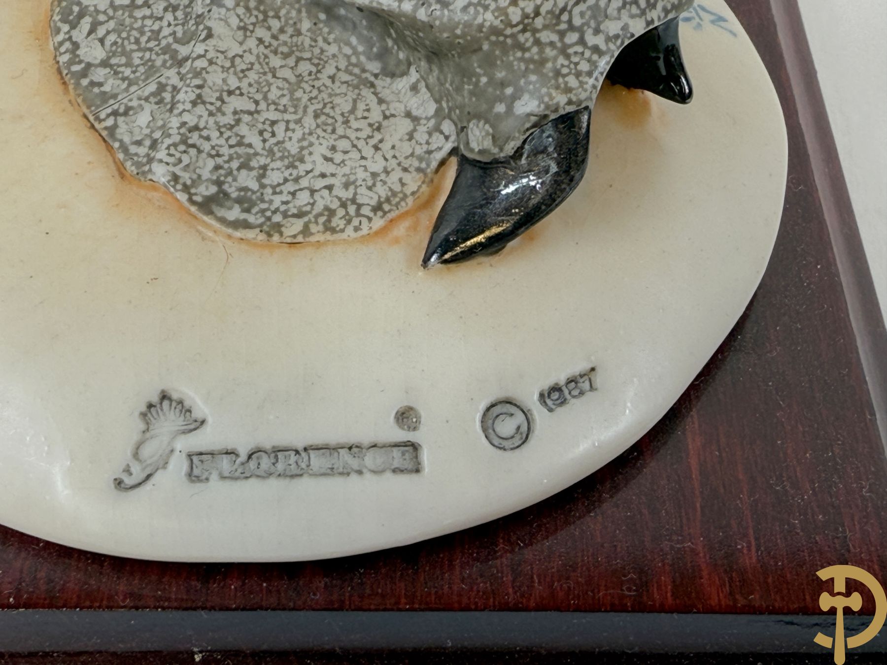 Italiaanse biscuitgroepen w.o. grote groep met 2 liggende naakte dames met zwaan, jongeman op rots, vioolspeler met edeldame, dame met kanten jurk en kinderen + Armani G. getekend 