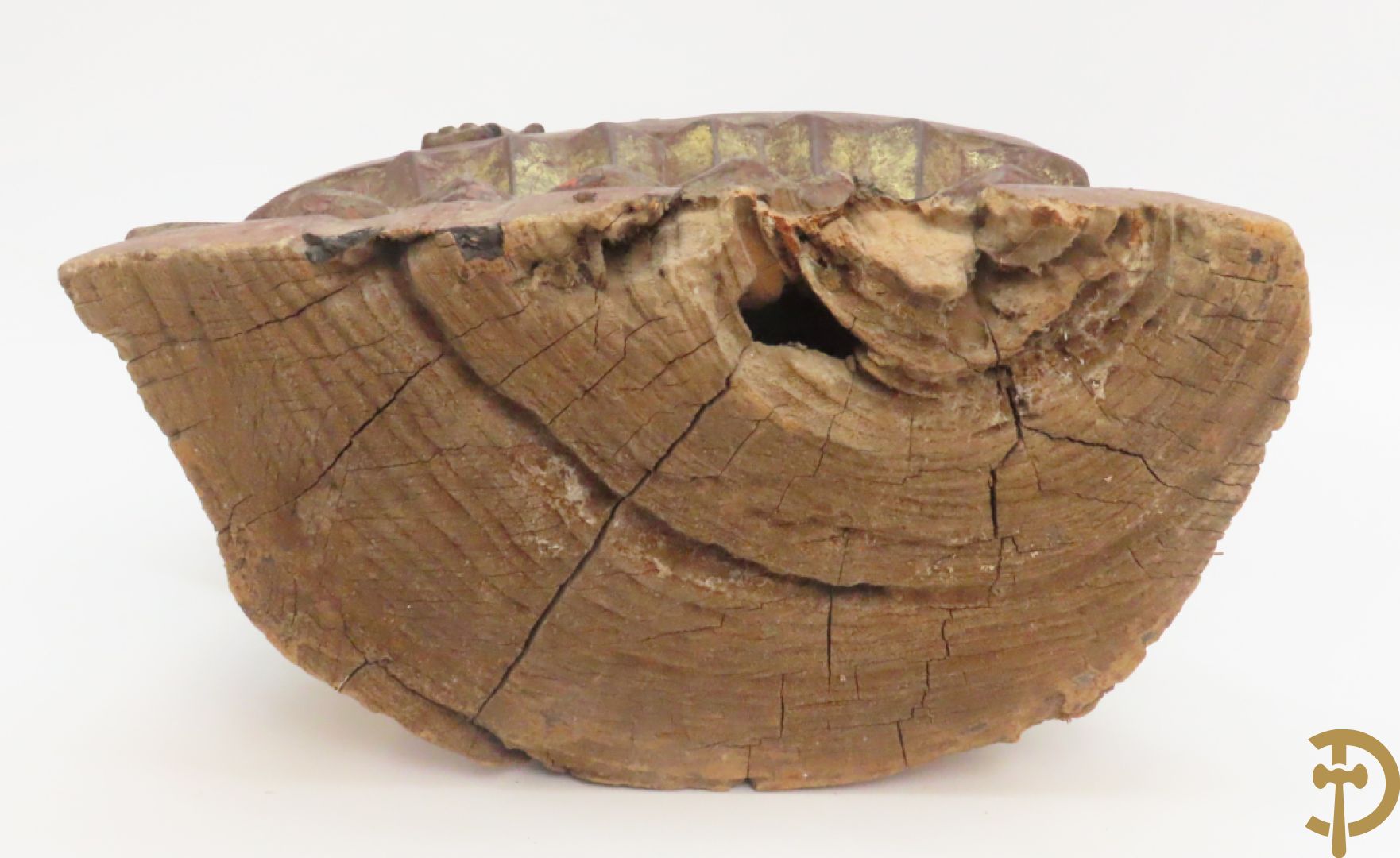 Houtgesculpteerde zittende boedha