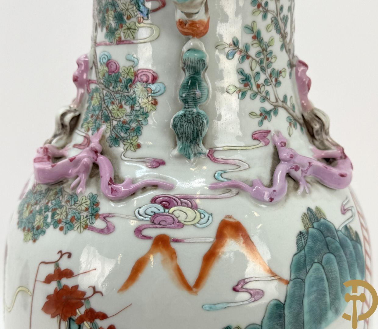 Chinese porseleinen vaas met dubbel decor van dieren, personages, dames en kinderen