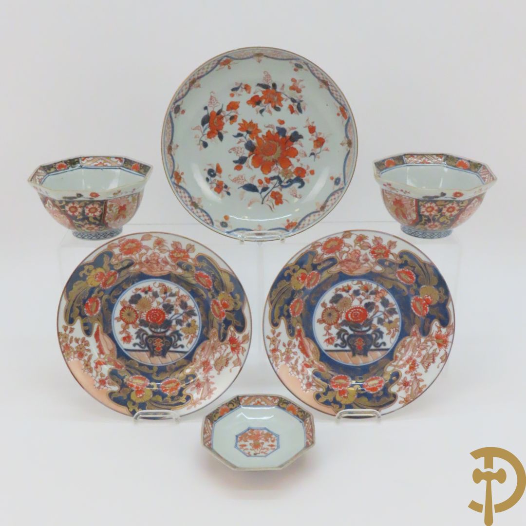 Paar Imari borden + 1 ander Imari bord + 2 Imari coupjes + Imari schoteltje