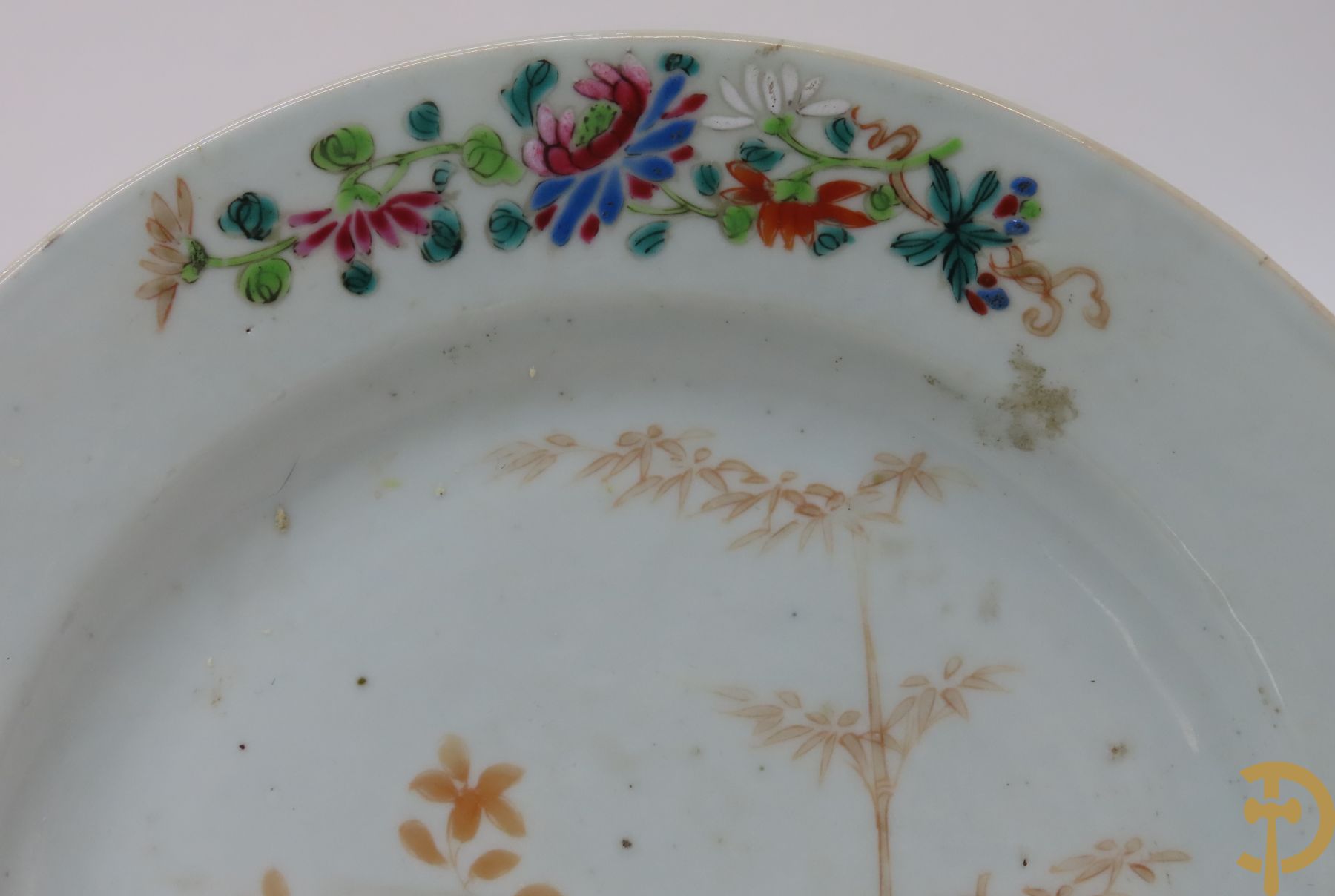 Acht Chinese porseleinen borden w.o. blauw/wit met bloemendecor, 2 blauw/witte borden, 2 Imari borden (1 met ster), 2 porseleinen borden met decor van bloemen in landschap en octagonaal bord