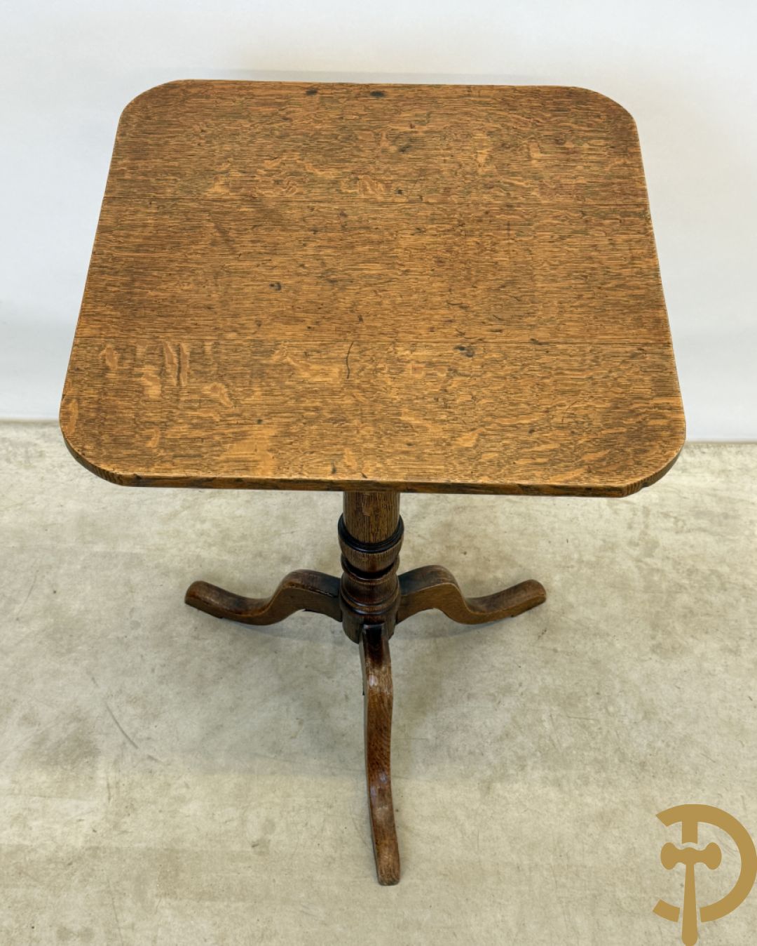 Engelse eiken ronde kantelbare flaptafel op Queen Anne poten + eiken bijzettafel op driepikkel