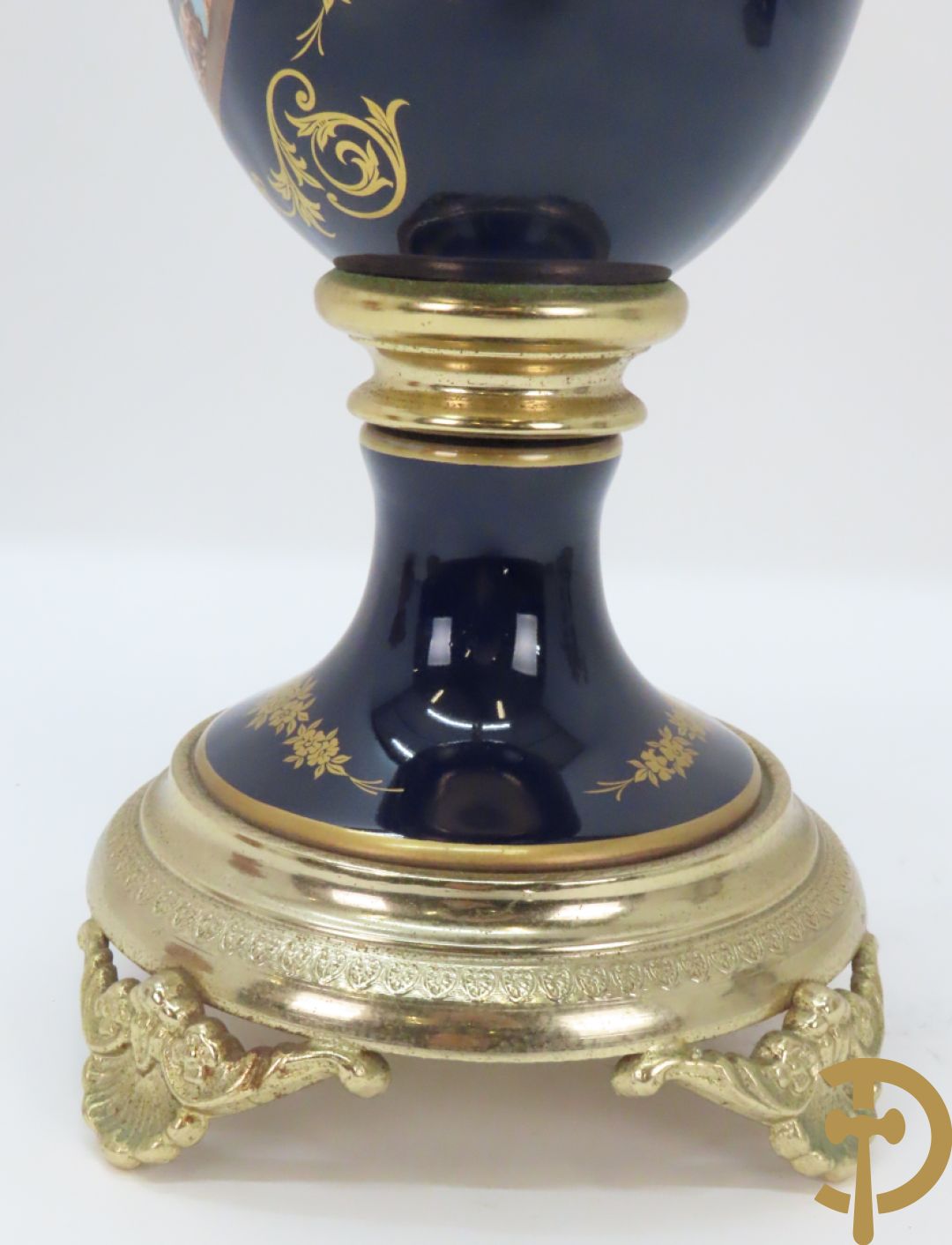 Twee porseleinen Stijl Sèvres cassolettes + dekselpotiche met bloemendecor + vijfarmige kandelaar Sèvres stijl, ACF