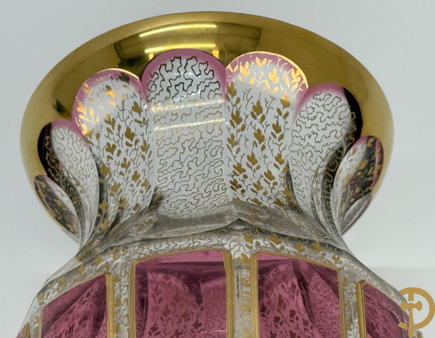 Gelobde kristallen vaas met gouddecor