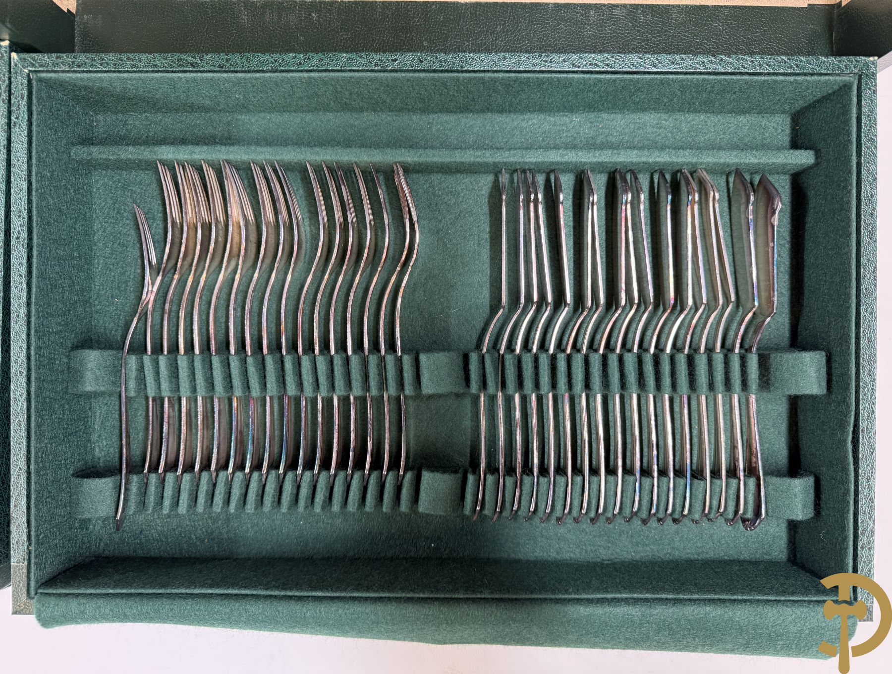 Verzilverd bestek 100/1000 bestaande uit 9 reeksen van 12 en 16 losse stukken