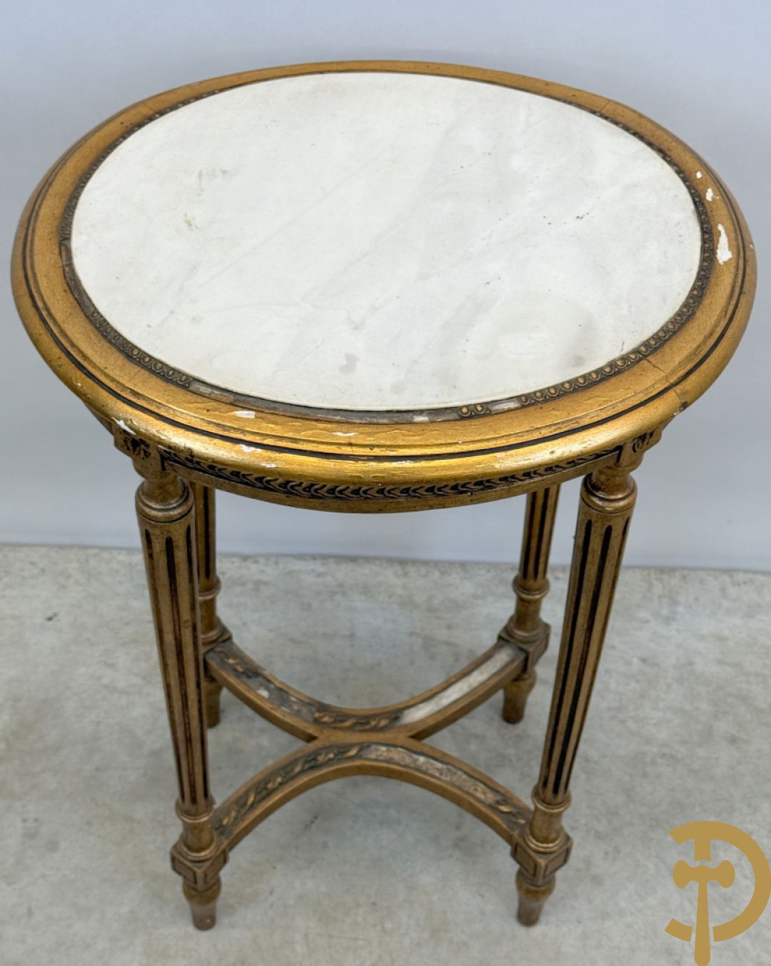 Vergulde bijzettafel Louis XVI stijl met wit marmeren blad op gecanneleerde poten