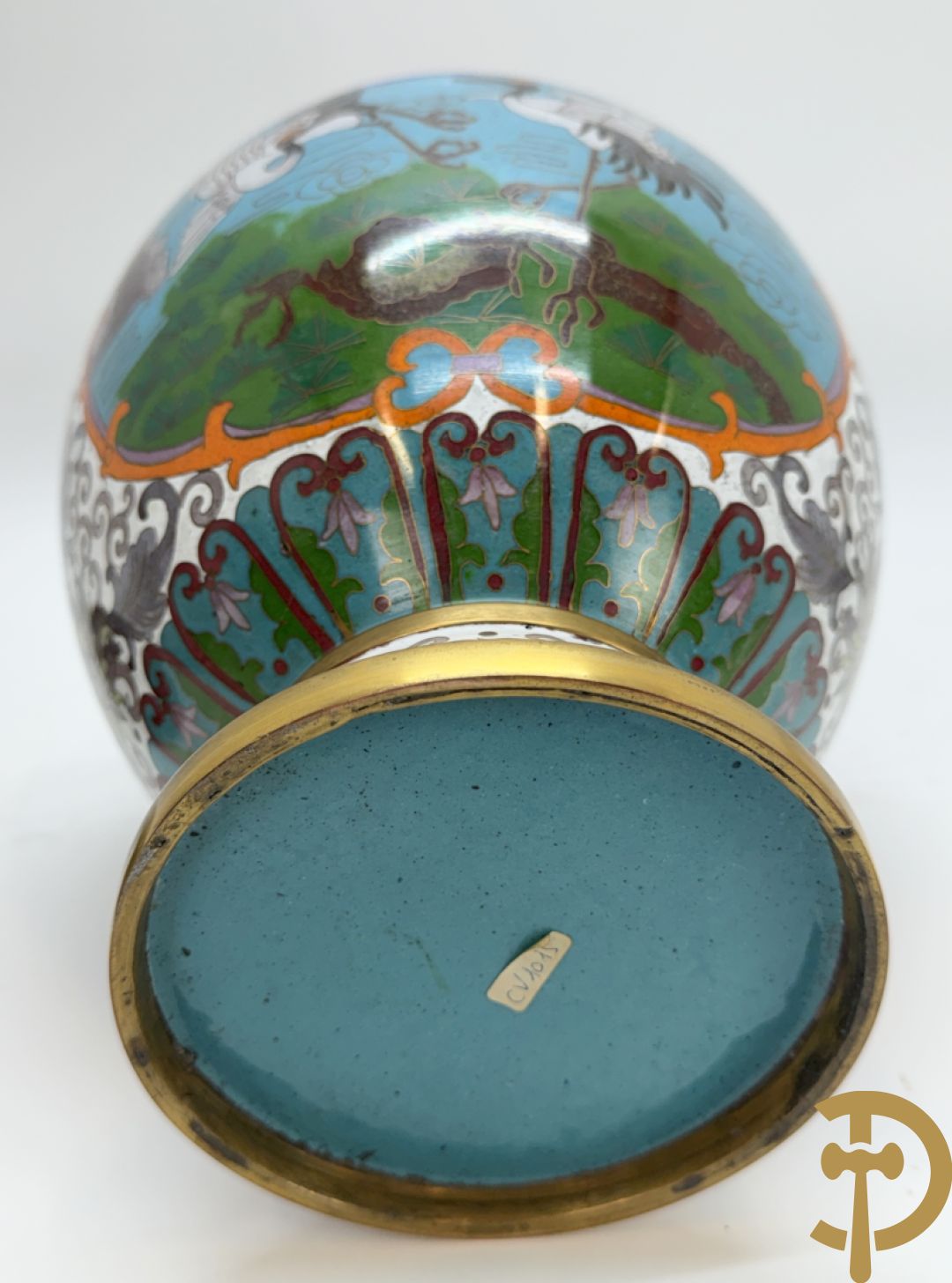 Paar cloisoné vazen met decor van vogels en bloemen op bijhorende zwarte sokkels